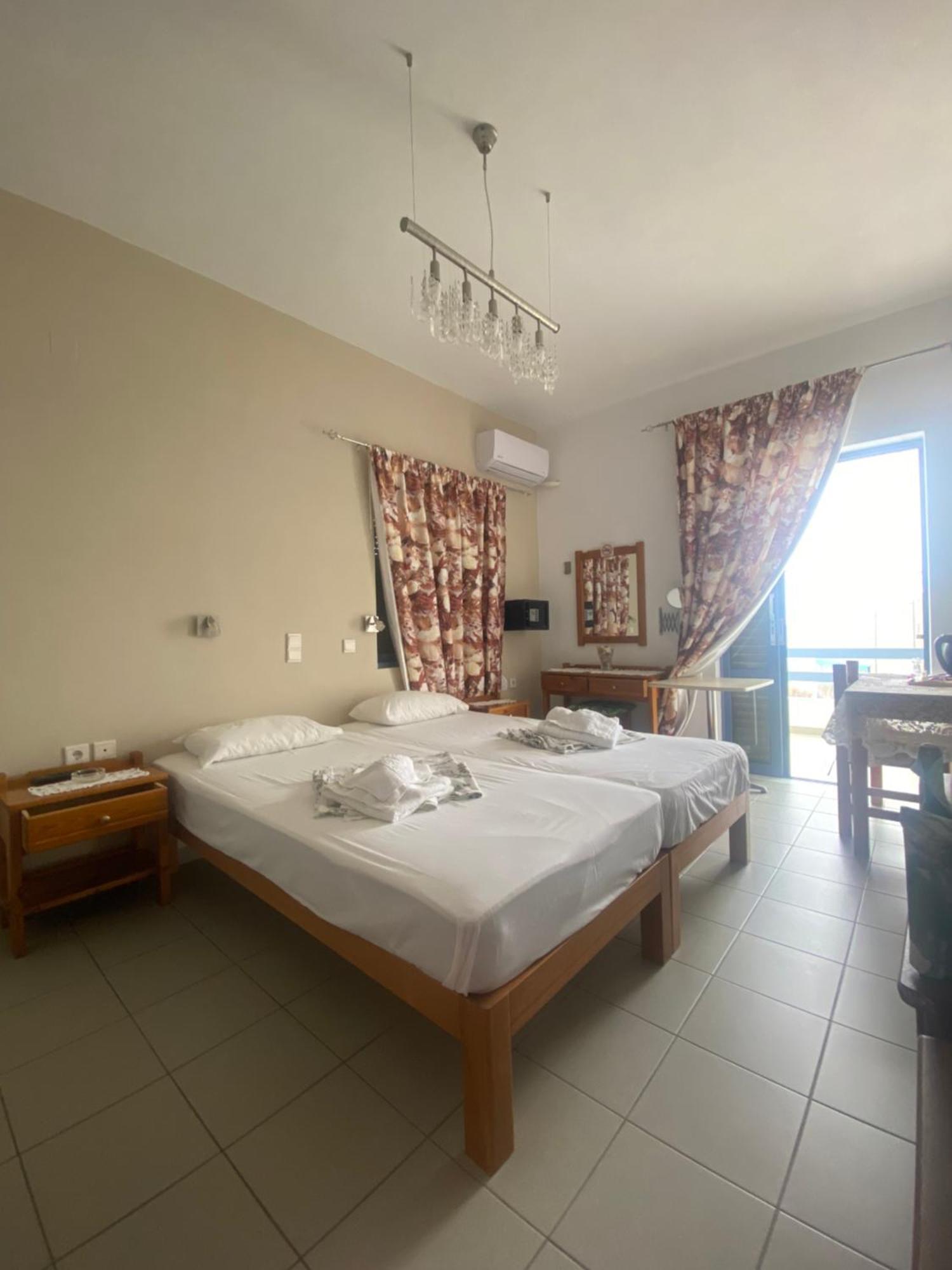 Adamas Rooms Palaiochora Bagian luar foto