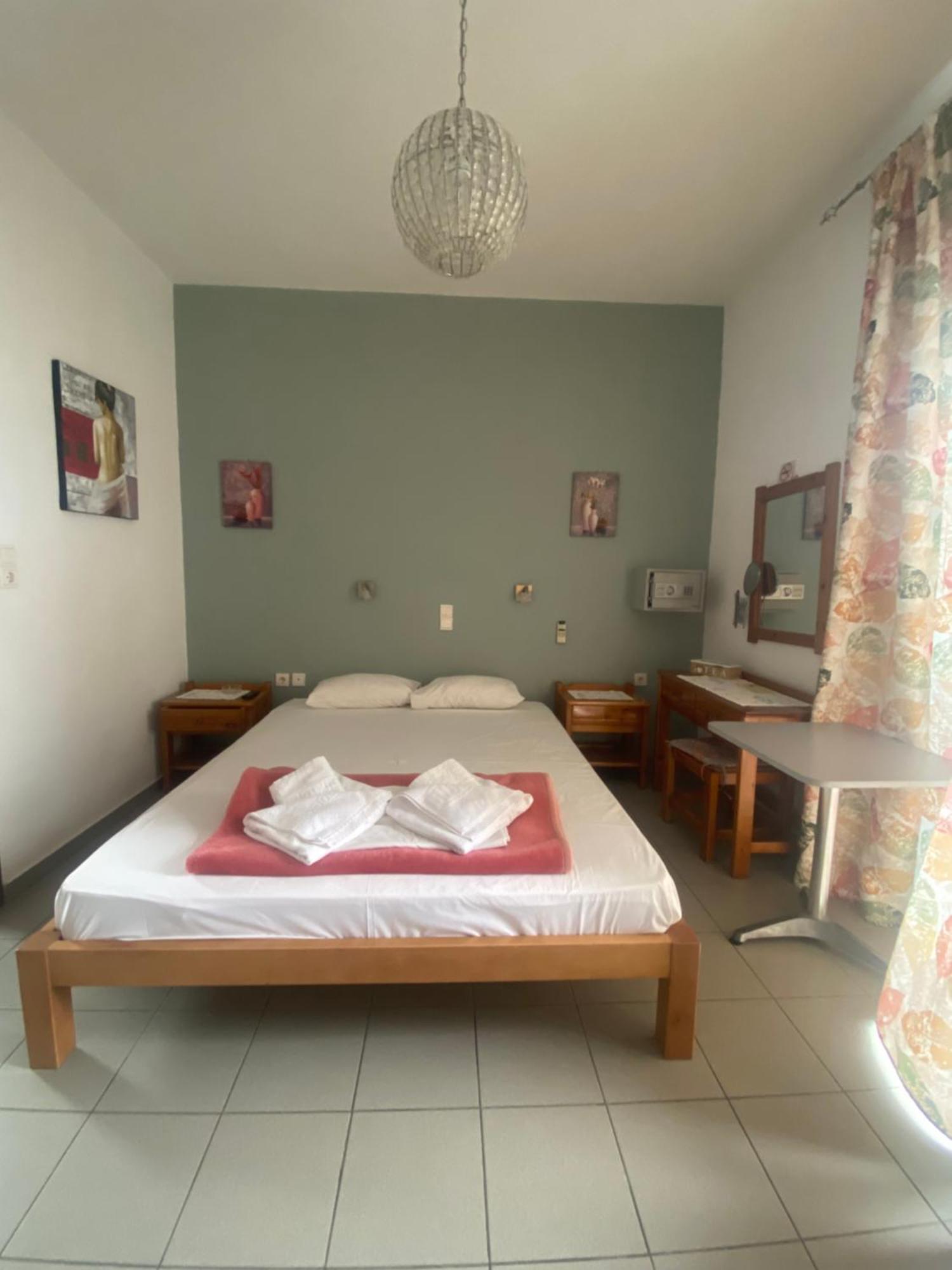 Adamas Rooms Palaiochora Bagian luar foto